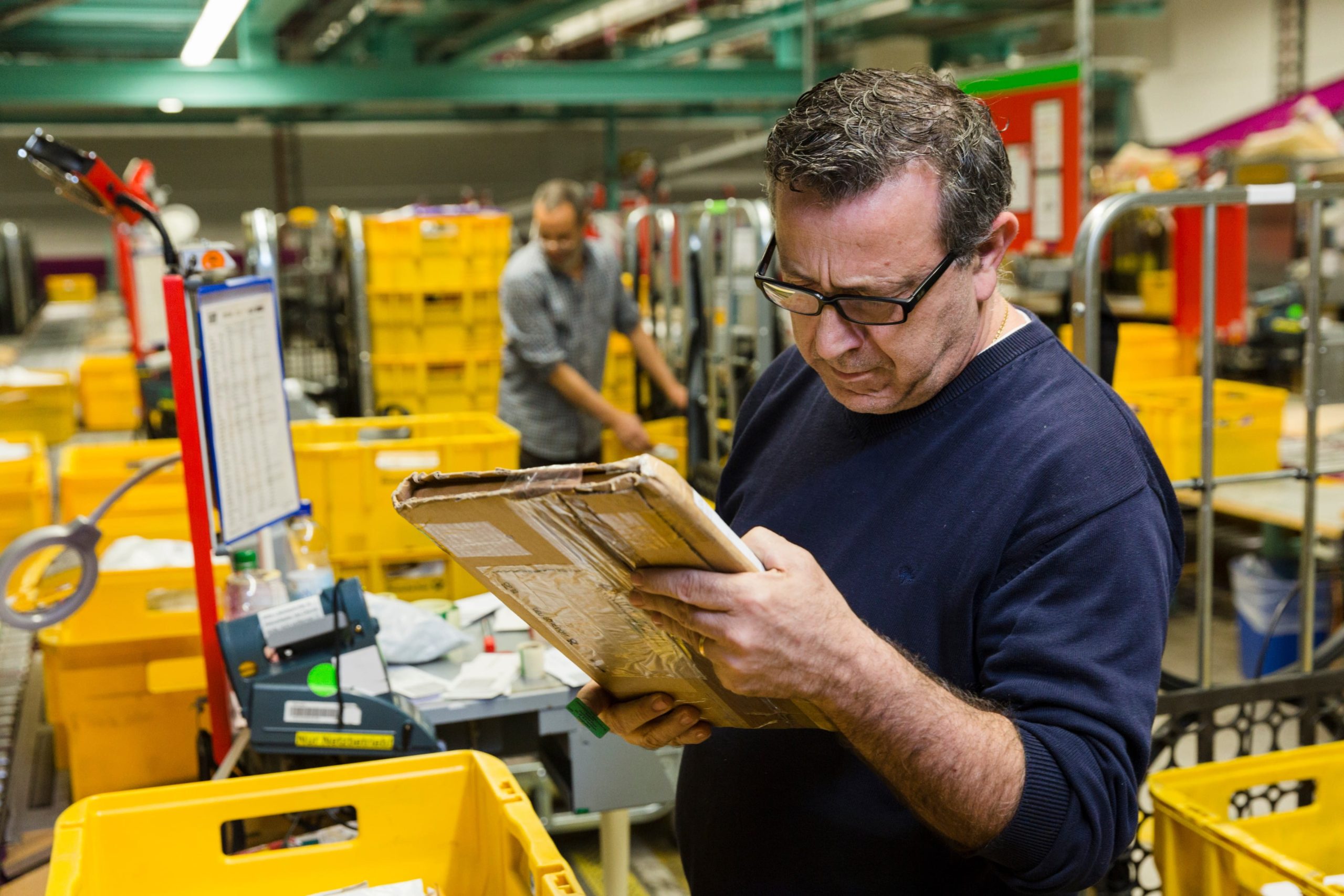 Mann im Logistikzentrum