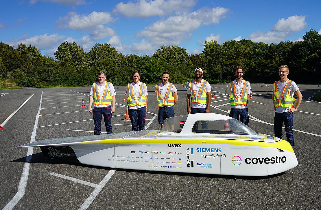 Studenten der RWTH / FH Aaachen vor Solarmobil