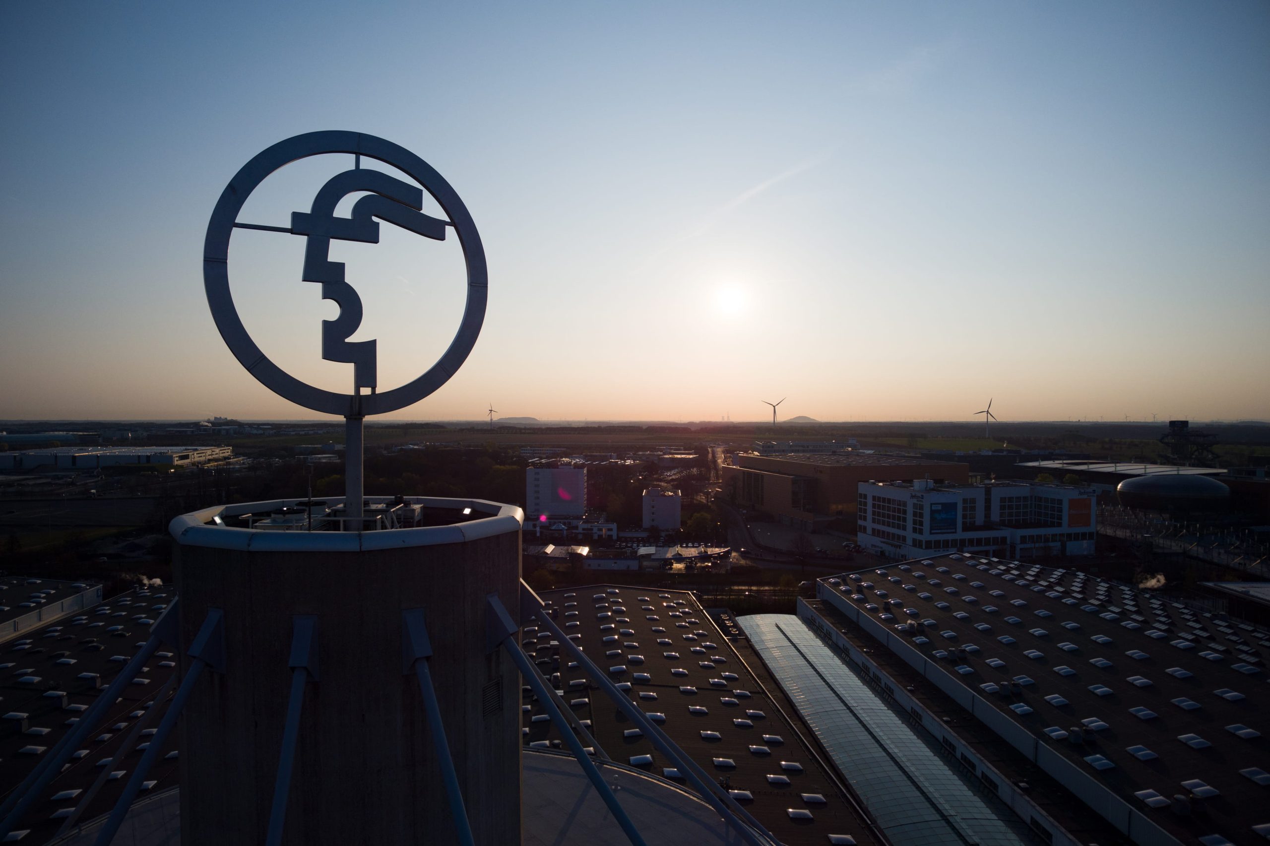 Hannover Messe Hermes im Sonnenuntergang